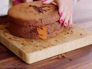 10、摩卡戚风蛋糕,脱模后的蛋糕切成三片