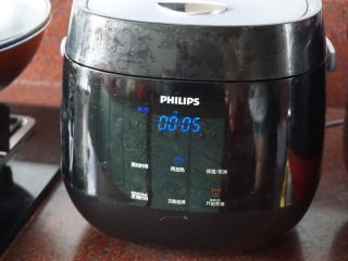 2、黄金虾仁炒饭,先把米淘洗干净后将米放入电饭锅中加入适量清水煮熟米饭