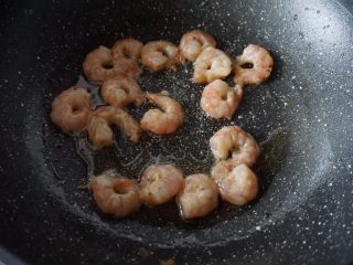 4、黄金虾仁炒饭,锅里热油后放入虾仁煎香,煎6成熟就可以捞起备用