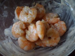 5、黄金虾仁炒饭,锅里热油后放入虾仁煎香,煎6成熟就可以捞起备用