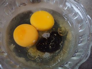 6、黄金虾仁炒饭,鸡蛋加入生抽和5ml油搅拌均匀,不要打入空气