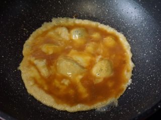 7、黄金虾仁炒饭,锅里热油后倒入鸡蛋液煎