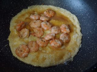 8、黄金虾仁炒饭,鸡蛋煎至6成熟倒入虾仁