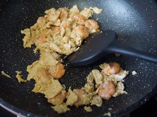9、黄金虾仁炒饭,炒散,翻炒均匀后捞起备用
