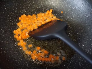 11、黄金虾仁炒饭,锅里热油后加入切小粒的胡萝卜炒香