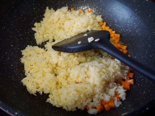 12、黄金虾仁炒饭,加入米饭翻炒均匀