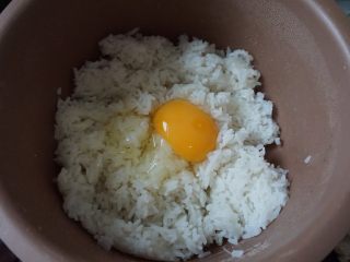 10、黄金虾仁炒饭,煮好的米饭炒散,加入一个鸡蛋