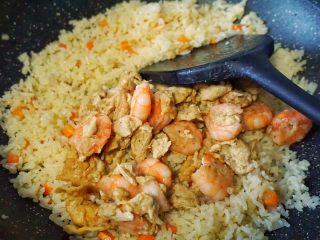 13、黄金虾仁炒饭,最后加入鸡蛋和虾仁一起翻炒均匀即可