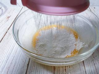 5、宝宝健康小食——黑芝麻薄脆饼干,筛入低筋面粉