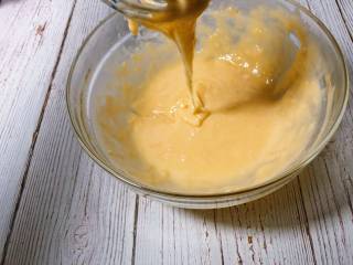 6、宝宝健康小食——黑芝麻薄脆饼干,画Z字把面糊拌成面糊状,提起打蛋器可以流动的状态