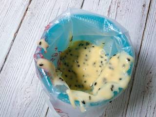 8、宝宝健康小食——黑芝麻薄脆饼干,把搅拌好的黑芝麻面糊装入裱花袋,末端剪一个小口