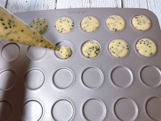 9、宝宝健康小食——黑芝麻薄脆饼干,黑芝麻糊挤入烤盘