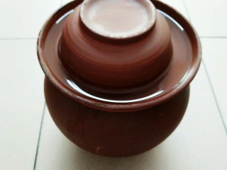 1、秘制酸萝卜老鸭汤,这就是我家的宝贝泡菜坛，我找了无数个地方才买到它的，不过也很值，这坛子确实好，泡出来的泡菜实在是香！这道秘制酸萝卜老鸭汤的味道全靠这里面的东西了！