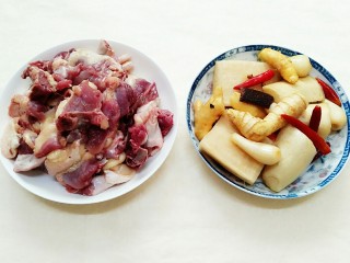 2、秘制酸萝卜老鸭汤,将买回来的老鸭洗净，酸萝卜，泡姜，泡指天椒夹出来备用！如果你们想吃这道菜，又没有自己泡的有泡菜的朋友，可以去超市或市场购买也行，但肯定没我这自己泡的味道好，想学泡泡菜的朋友可以关注我，等有时间我会写做泡菜的制作过程！