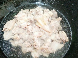 5、秘制酸萝卜老鸭汤,水开后马上放到水龙头那里开冷水冲冷，把泡沫和小渣渣冲洗干净！