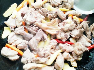 9、秘制酸萝卜老鸭汤,加入焯好水的鸭子，不断的翻炒！