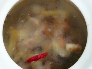 11、秘制酸萝卜老鸭汤,把炒好的鸭子放入汤罐里，加水至罐子的七成满即可！