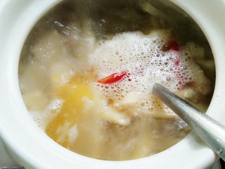 14、秘制酸萝卜老鸭汤,烧开后捞去表面上的浮沫！