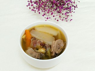 16、秘制酸萝卜老鸭汤,这道汤不仅开胃解暑，最主要是味道鲜美至极，是夏天必不可少的汤点，汤还没出锅之前，屋子里就飘满了浓浓的香味，小兔崽子一个劲的催，汤怎么还没好啊！真是受不了这小吃货！