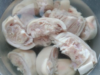 1、≈猪蹄炖玉米≈,猪蹄斩成小块，洗净，用清水浸泡20分钟，去血水，去腥