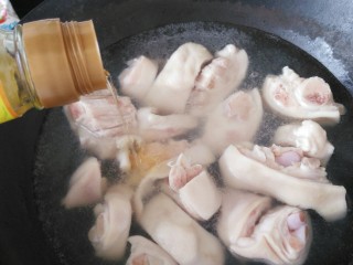 2、≈猪蹄炖玉米≈,把猪蹄放入锅内，加入能没过猪蹄的水，加入料酒，煮开后去除血水