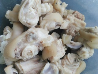 3、≈猪蹄炖玉米≈,然后把焯好水的猪蹄捞出，沥干水分