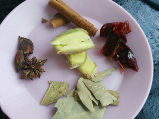 4、≈猪蹄炖玉米≈,准备好香料