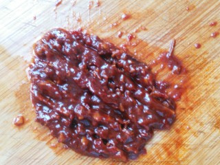 5、≈猪蹄炖玉米≈,豆瓣酱剁细