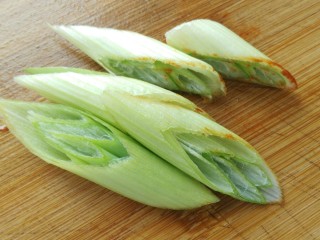 6、≈猪蹄炖玉米≈,大葱切片