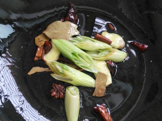 7、≈猪蹄炖玉米≈,锅内倒入适量油，烧热，把所有香料，大葱，生姜倒入锅内炒香