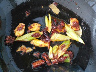 8、≈猪蹄炖玉米≈,加入豆瓣酱，炒出红油