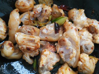 9、≈猪蹄炖玉米≈,接着倒入猪蹄翻炒