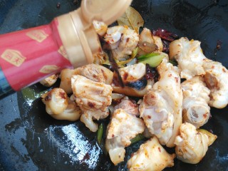 11、≈猪蹄炖玉米≈,加入生抽和老抽