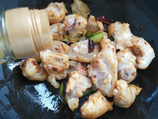 10、≈猪蹄炖玉米≈,加入料酒