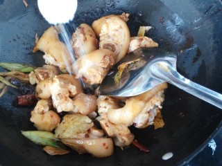 12、≈猪蹄炖玉米≈,加入盐，糖，鸡精