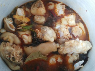 13、≈猪蹄炖玉米≈,接着加入能没过猪蹄的水，我用高压锅，上气后10分钟