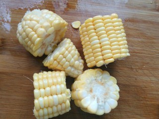 14、≈猪蹄炖玉米≈,趁炖猪蹄的时间，把玉米切小块