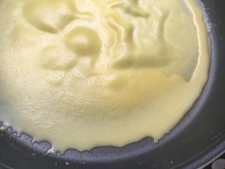 8、小熊千层,,煎好的饼皮会鼓起来,这样就说明可以了,无需翻面,