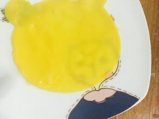 10、小熊千层,很可爱吧.把做好的饼皮放进冰箱冷藏半小时左右,这样可以使饼皮温度迅速冷却,让抹上的奶油才不会融化.