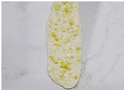 7、油旋,均匀的抹上油酥馅。