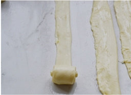 11、油旋,从一头边卷边抻，最后收口。