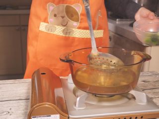 2、鸡肉蔬菜饼,捞出到碗里，晾至常温。(因为要使用料理机，需要常温操作)