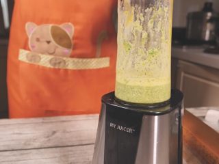 5、鸡肉蔬菜饼,打20秒，成蔬菜泥。