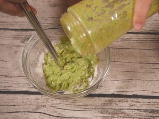 6、鸡肉蔬菜饼,蔬菜泥倒入面粉内，最好少量多次添加，方便搅拌。