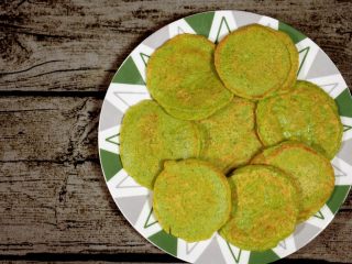 11、鸡肉蔬菜饼,盛盘，如果有吸油纸，最好双面吸下多余的油，装盘拍照比较匆忙，没有拍上这一步。