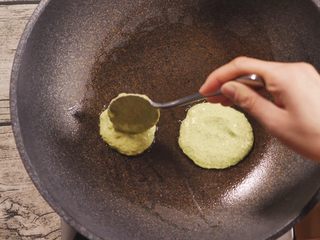 9、鸡肉蔬菜饼,锅内放少量油，小火，用勺子舀成圆饼。