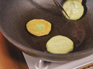 10、鸡肉蔬菜饼,煎到一面起均匀的气泡，就可以翻面了。