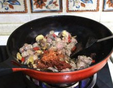 4、蔬菜牦牛肉锅 ,加入豆瓣酱和辣椒面，继续炒香