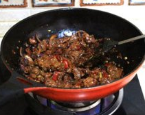 6、蔬菜牦牛肉锅 ,继续炒几分钟