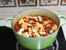 10、蔬菜牦牛肉锅 ,放入花菜小火煮开